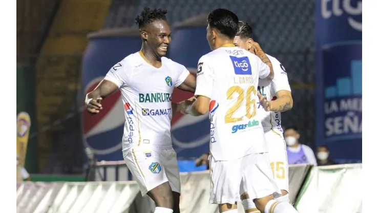 Rubilio Castillo marcó en la victoria de Comunicaciones