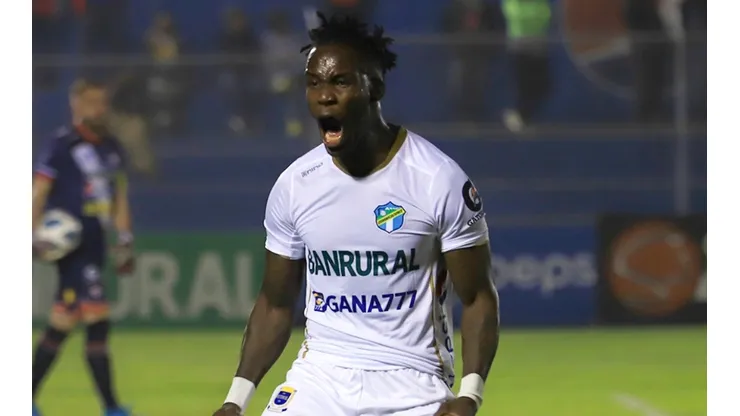 Rubilio Castillo anota en el triunfo de Comunicaciones [VIDEO]