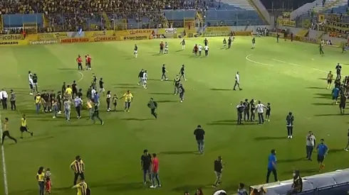 ¡Bochornoso! El Real España ante Marathón se suspende por disturbios de aficionados [VIDEO]