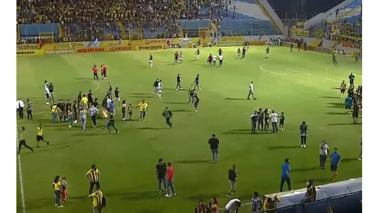 ¡Bochornoso! El Real España ante Marathón se suspende por disturbios de aficionados [VIDEO]