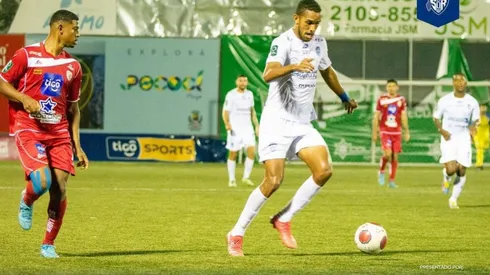 Manuel Morán anota un golazo en la derrota de su equipo.