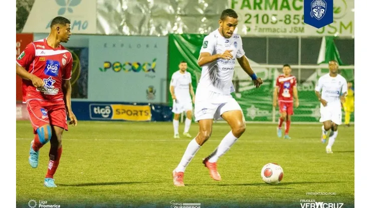 Manuel Morán anota un golazo en la derrota de su equipo.