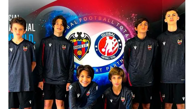 Cinco jóvenes jugadores ticos realizan pasantía en Levante UD de Óscar Duarte.