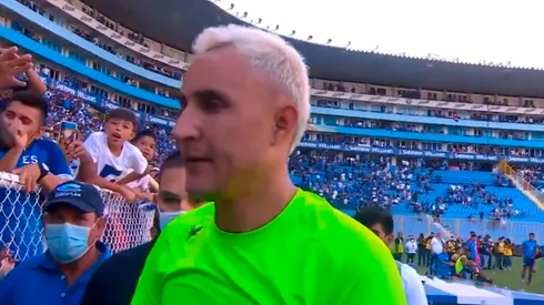 El gran accionar de Keylor Navas con los aficionados de El Salvador [VIDEO]