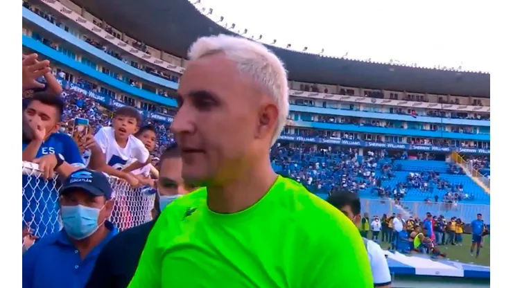 El gran accionar de Keylor Navas con los aficionados de El Salvador [VIDEO]