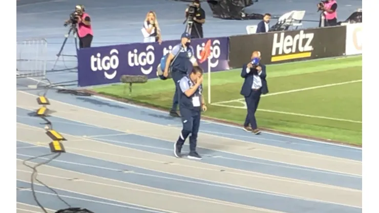 "Bolillo" Gómez rompe en llanto en el Rommel Fernández.