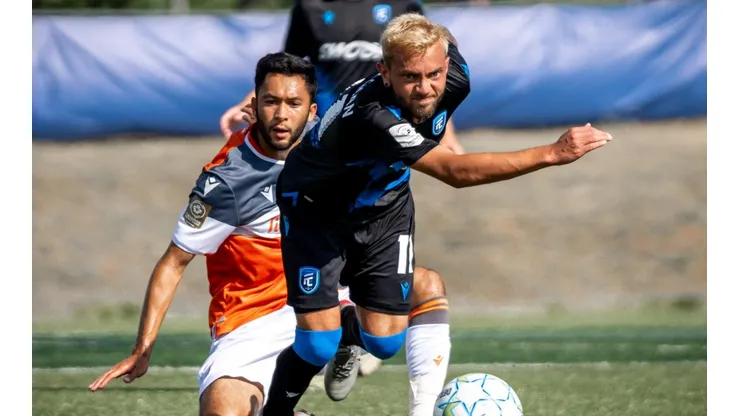 Nació en Costa Rica y jugó en la selección de Canadá