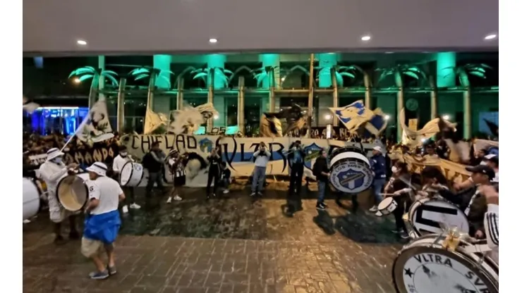 ¡Banderazo crema! Afición de Comunicaciones quiere la remontada [VIDEO]