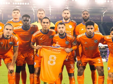 Jugadores del FC Cincinnati lucen camisa de Allan Cruz en muestra de apoyo
