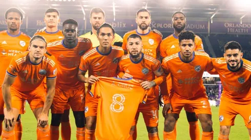 Jugadores del FC Cincinnati lucen camisa de Allan Cruz en muestra de apoyo.