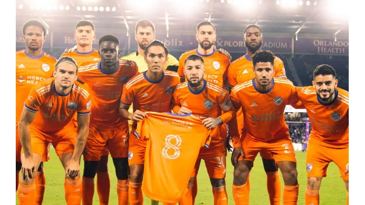 Jugadores del FC Cincinnati lucen camisa de Allan Cruz en muestra de apoyo.