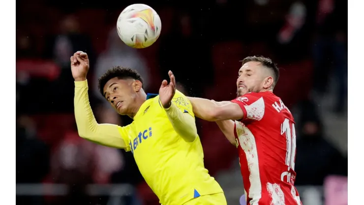 Choco Lozano fue titular en la derrota de Cádiz contra Atlético de Madrid