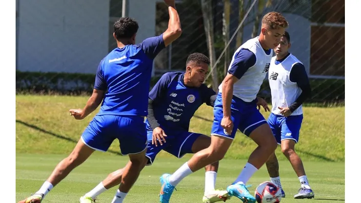 Brandon Aguilera de Guanacasteca juntoa sus compañeros de selección nacional (Fedefut CR)