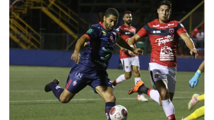 Álvaro Saborío de San Carlos anotando ante Alajuelense (ADSC Oficial)