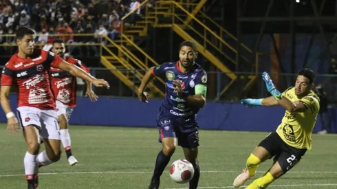 Instantes antes de que Álvaro Saborío venciera la portería de Leonel Moreira (ADSC Oficial)