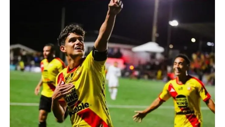 Yeltsin Tejeda defiende la cita de jugadores de Herediano