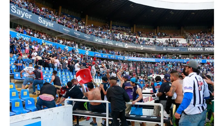 Terror en México: batalla campal entre hinchas de Atlas y Querétaro