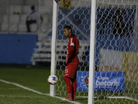 Insólito: portero de Marathón se queda parado durante el penal a modo de protesta