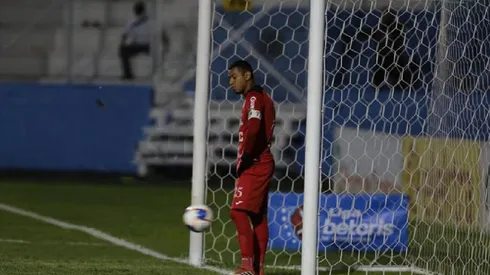 Denovan Torres se dejó marcar de penal