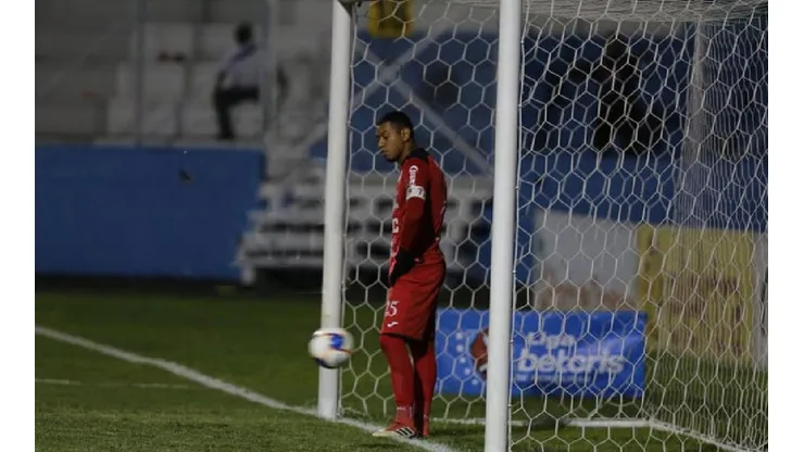 Denovan Torres se dejó marcar de penal