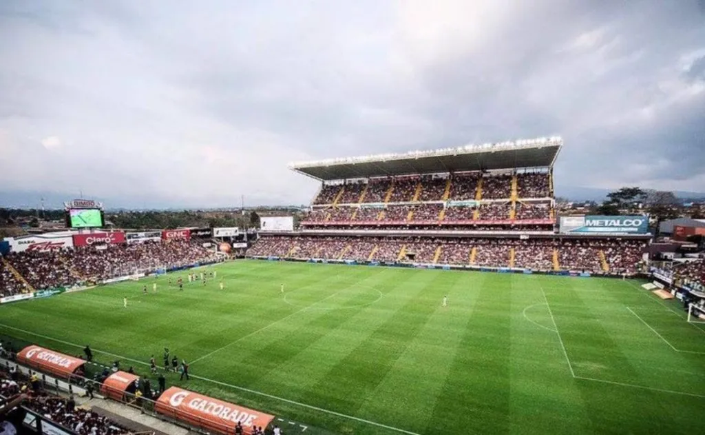 El Estadio Ricardo Saprissa abandonó el césped sintético (Saprissa).