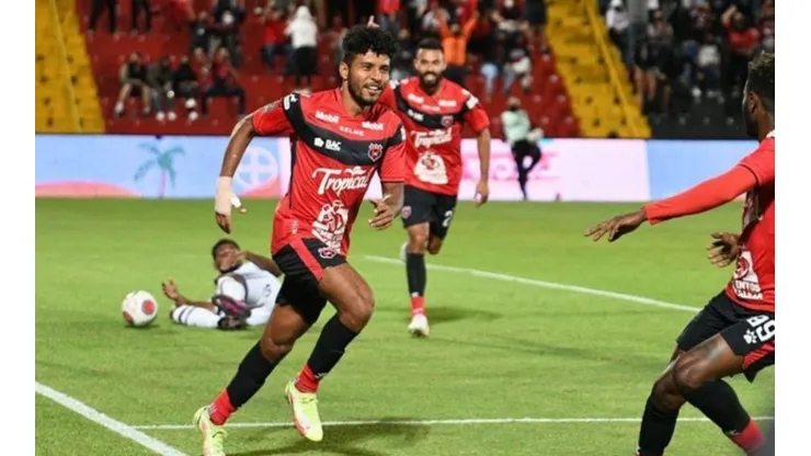 Johan Venegas convirtió su gol 99 ante Grecia el sábado anterior (LDA Oficial)