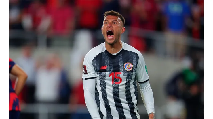 Francisco Calvo, único centroamericano nominado al mejor defensa de Concacaf.