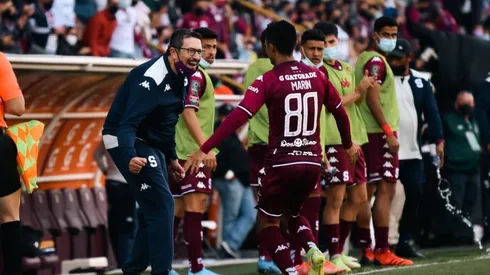 Ilaki Alonso celebra con el jugador Jimmy Marín tras conseguir el empate momentáneo contra Guadalupe (Saprissa Oficial)