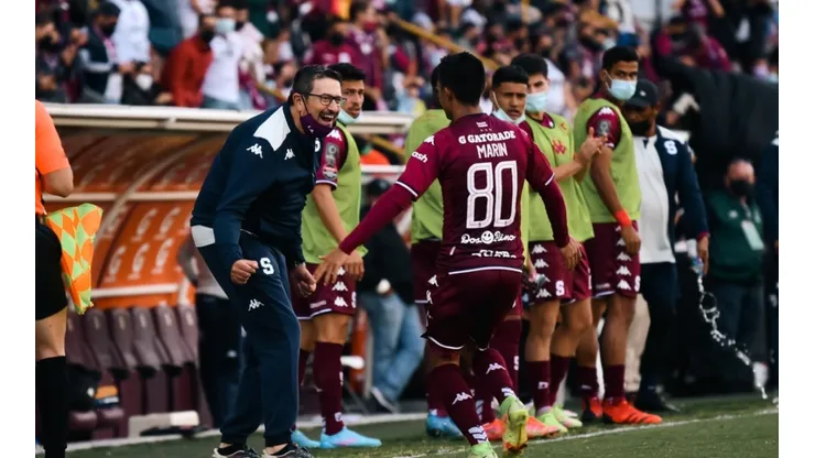 Ilaki Alonso celebra con el jugador Jimmy Marín tras conseguir el empate momentáneo contra Guadalupe (Saprissa Oficial)