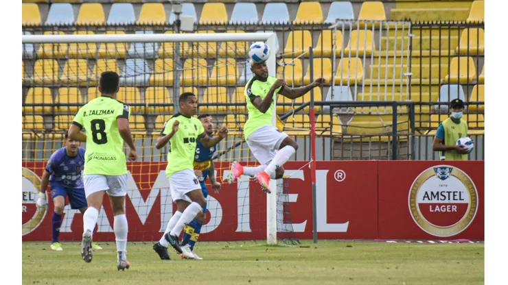 Azmahar Ariano sale lesionado en Copa Libertadores.