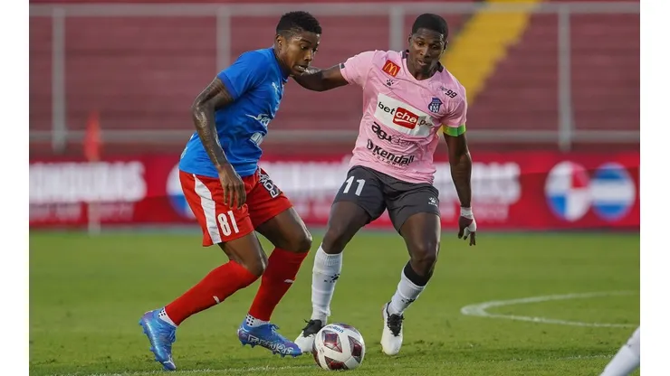 Árabe Unido y Plaza Amador igualaron 2-2.