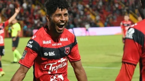 Johan Venegas concretando su gol 99 ante Grecia (LDA Oficial)