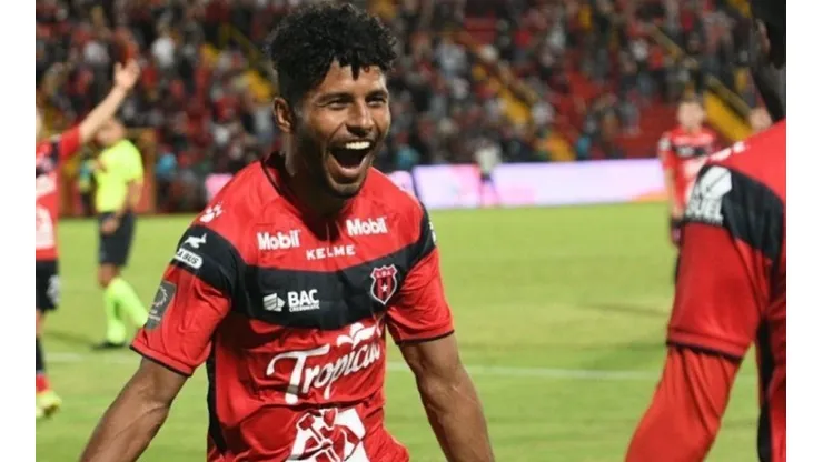 Johan Venegas concretando su gol 99 ante Grecia (LDA Oficial)