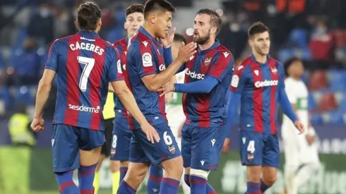 Oscar Duarte celebra con sus compañeros en el triunfo ante el Elche (Levante UD Oficial)