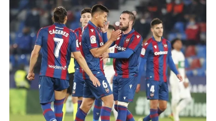 Oscar Duarte celebra con sus compañeros en el triunfo ante el Elche (Levante UD Oficial)
