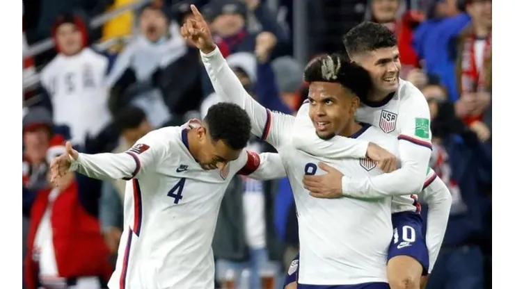 Weston McKennie lesionado por periodo de al menos dos meses. Aquí celebra anotación con Christian Pulisic en su espalda (Weston McKennie Facebook)