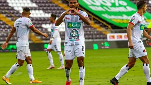 Johan Venegas anotando frente al Saprissa (LDA Oficial)
