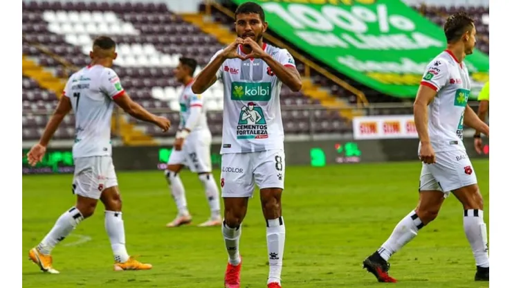 Johan Venegas anotando frente al Saprissa (LDA Oficial)