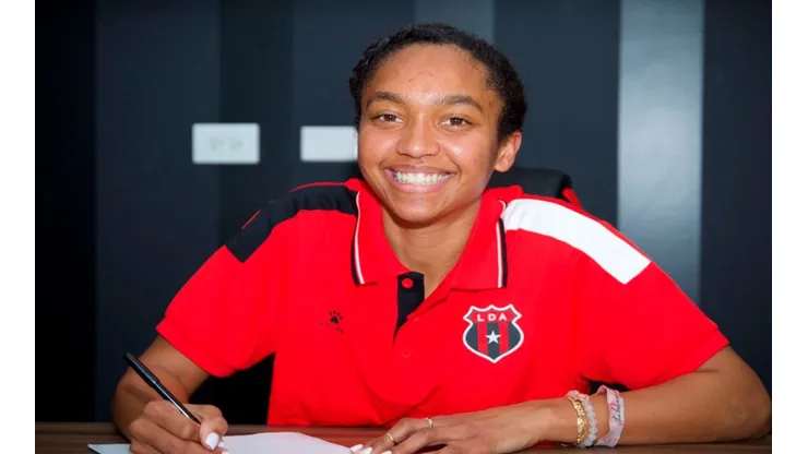 Delantera de Estados Unidos Mia Corbin firmó con Alajuelense.