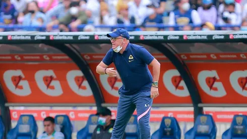 Andrés Lillini, entrenador de Pumas, dando indicaciones.