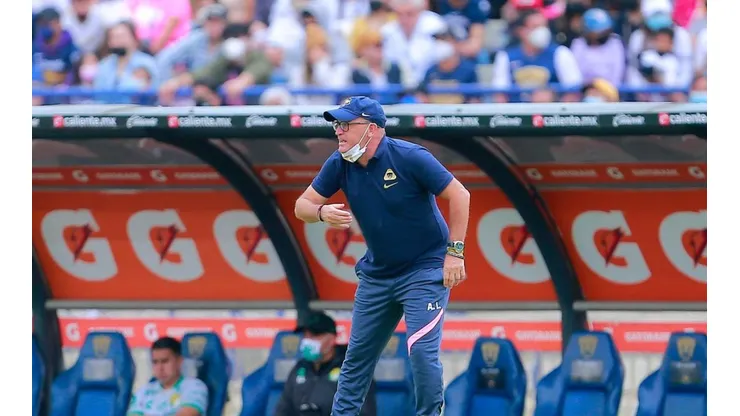 Andrés Lillini, entrenador de Pumas, dando indicaciones.