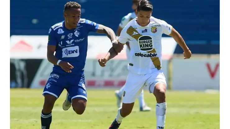 Jeikel Venegas y Orlando Galos disputan el balón (CSH Oficial)