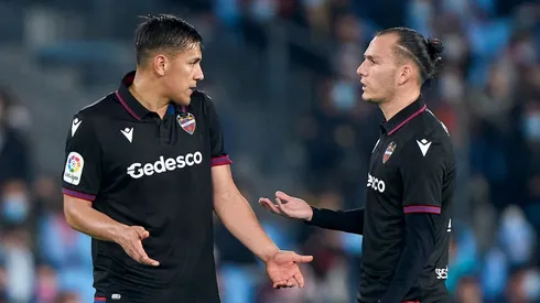 Óscar Duarte discute con un compañero en el juego ante el Celta.