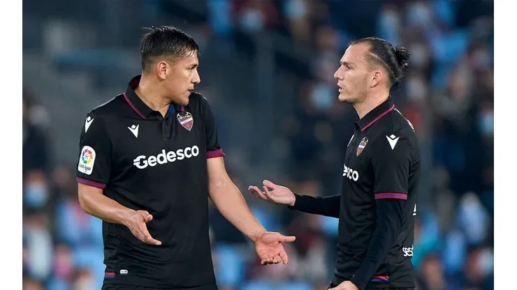 Óscar Duarte discute con un compañero en el juego ante el Celta.