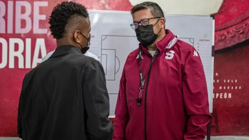Víctor Medina e Iñaki Alonso conversan. El panameño estará disponible en la nómina morada este miércoles (Saprissa Oficial)