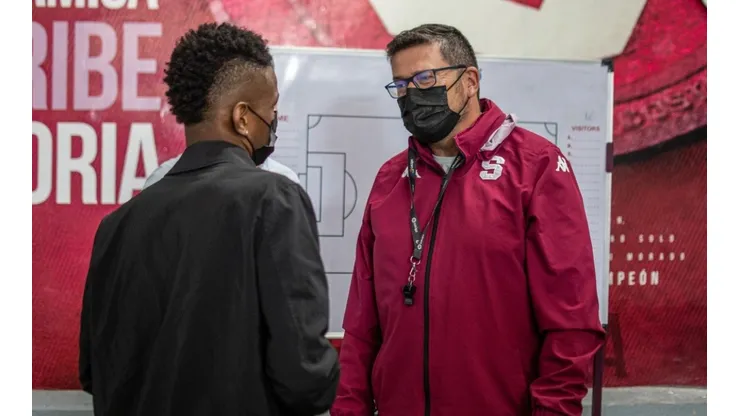Víctor Medina e Iñaki Alonso conversan. El panameño estará disponible en la nómina morada este miércoles (Saprissa Oficial)