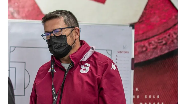 Los resultados no acompañan al timonel morado Iñaki Alonso (Saprissa Oficial)