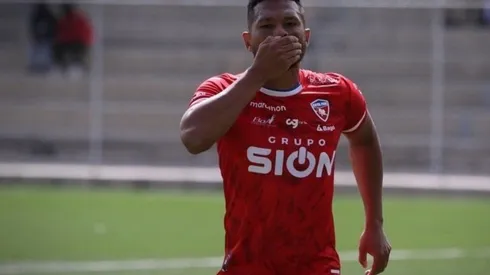 Rolando Blackburn se estrena como goleador en su nuevo club.