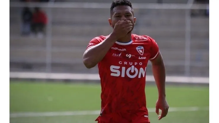 Rolando Blackburn se estrena como goleador en su nuevo club.