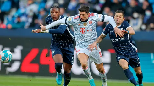 Cristian Gamboa en un duelo con Robert Lewandowski.